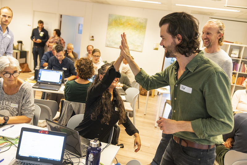 Olaf Weller met deelneemster tijdens workshop Maak je laptop Bigtech-vrij van keuzevrij bij mij