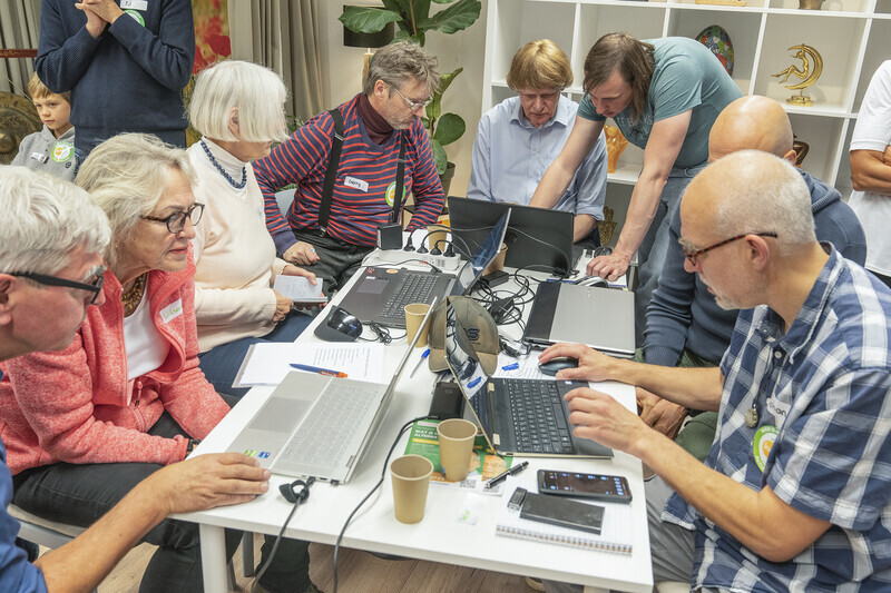 Deelnemers en vrijwilligers tijdens workshop Maak je laptop Bigtech-vrij van keuzevrij bij mij